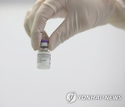 예방접종센터 백신 준비하는 의료진