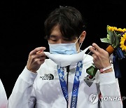 [올림픽] 두 겹 마스크 착용하는 박상영