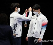 [올림픽] 송재호에게 동메달 걸어주는 박상영