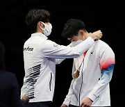 [올림픽] 송재호에게 동메달 걸어주는 박상영