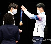 [올림픽] 박상영에게 동메달 걸어주는 송재호
