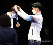 [올림픽] 박상영에게 동메달 걸어주는 송재호
