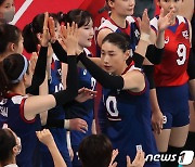 동료들과 하이파이브 하는 김연경