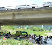 '이어지는 폭염에 다리 밑 그늘 찾은 피서객들'