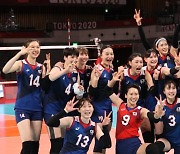일본 꺾고 8강 진출 기뻐하는 여자 배구 대표팀