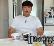 "밥 하기도 귀찮고"..천뚱, '대한민국' 티셔츠 입고 라면 + 삼각김밥 먹방