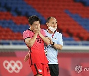 [올림픽] 이동경 다독이는 김학범 감독