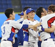 기뻐하는 대한민국 야구팀, 역전승
