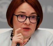 "인플레, 안 떨어진다" 러 중앙은행 총재