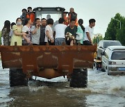 폭우 피해 중국 허난성 정저우.."폭우로 방역망에 구멍"
