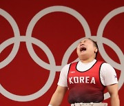 눈 앞에서 놓친 역도 동메달..억울 판정에 눈물 흘린 김수현