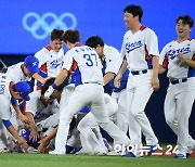 [올림픽포토]역전승에 기뻐하는 야구대표팀, '야구의 묘미!'