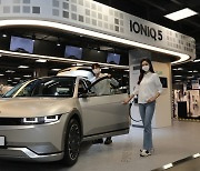 Middle-aged men in Seoul are big fans of the Ioniq 5