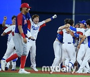 [MD포토] 한국야구 '야구는 9회말 2사 후부터.. 4-3 대역전승'