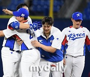 [MD포토] 김현수-오승환 '뜨거운 포옹'