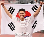 [MD포토] 우상혁 '대형 태극기와 함께하는 한국신기록..올림픽 4위'