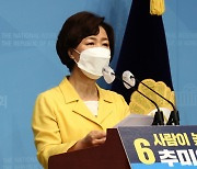 "역사에 대한 범죄" "정치를 위해 수사" 與, 입당한 윤석열 맹폭