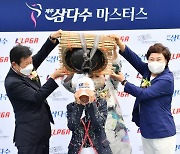 [ST포토] 오지현, '폭염 날리는 우승 세레머니'