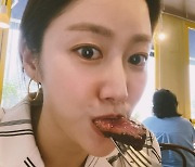 '치과의사♥' 전혜빈, 남편과 스테이크 먹나 "대한민국만세"