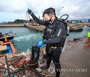 바닷속 해양쓰레기 줍는 원희룡 지사