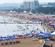 코로나19 확산 우려 속 강원 동해안 해수욕장 최대 인파(종합)