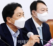 [포토]윤석열 전 총장 입당 환영하는 김기현 원내대표