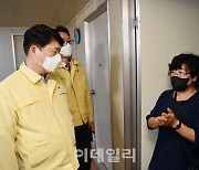 [포토]폭염 취약한 농촌 외국인노동자 주거시설 찾은 이한규 경기도 2부지사