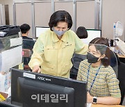 [포토] 새내기 공무원 격려하는 김수영 양천구청장