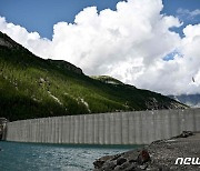 '거대한 댐 위에서'..이탈리아 곡예사 줄타기