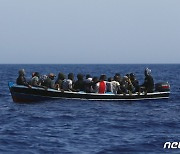 '망망대해에서 기다리는 구조'..지중해 표류하는 이민자들