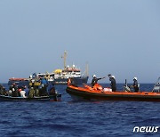'구조되는 이민자들'..지중해 위 구조 작전