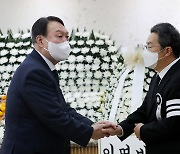 강한승 쿠팡 대표이사 위로하는 윤석열 전 검찰총장