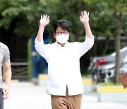 [E포토] 김윤석, '반갑게 양손 번쩍'