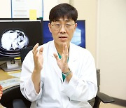 [명의를 찾아서] 美도 포기한 간이식 수술 성공시킨 송기원 서울아산병원 교수 | "7000번째 간이식 수술 성공..의료진 팀워크가 성공률 높여"