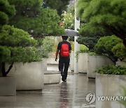 "한국이야 동남아야" 당분간 비 또는 소나기..습도 높아 '꿉꿉' 체감온도 33도 이상