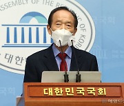 [헤럴드pic] 기자회견하는 장기표 경남 김해을 당협위원장