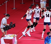 동료들 응원하는 여자 배구대표팀