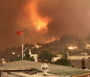 보트 타고 탈출..닷새째 터키 산불에 '8명 사망'