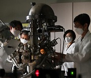 반도체 등에 사용되는 박막시료 물성 측정하는 KRISS 첨단오페란도분석팀