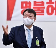 尹 "페미니즘, 집권 연장에 악용돼선 안돼" 발언 논란