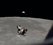 암스트롱 태웠던 달 착륙선 '이글' 아직 달 궤도 돌고 있을 수도