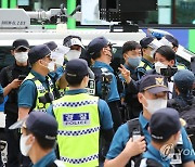 경찰의 집회 해산 요구에 반발하는 국민혁명당원