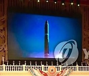 북한, 이동식차량서 'ICBM 직접 발사' 영상 공개..합성 가능성