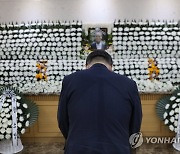 고 강신옥 인권변호사 조문하는 윤석열 대선 예비후보