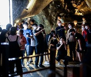 가족단위 관람객들로 붐비는 광명동굴