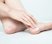 갈라진 발꿈치 치료하는 4단계 관리법