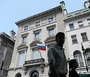 '러시아 외교관 美 떠나라'..국기 나부끼는 대사관