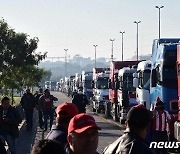 '도로 메운 트럭'..파라과이 화물차 노조 시위