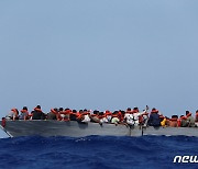 '89명이 한 배에'..지중해 해상에서 이주민 구조