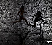 '金 향한 질주'..빗 속 달리는 올림픽 선수들